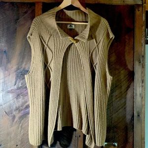 Alpaca International cable knit vest with bottoms at neck